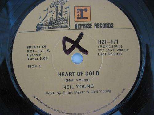 NEIL YOUNG - HEART OF GOLD / SUGAR MOUNTAIN 7" RSA VG+ / VG+