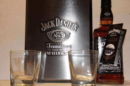 Jack Daniels Whiskey 750ml in Double Tin with 2 Glasses.