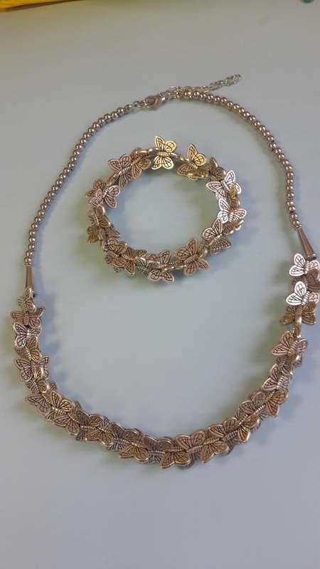 Stunning! Silver Necklace and Bracelet Set