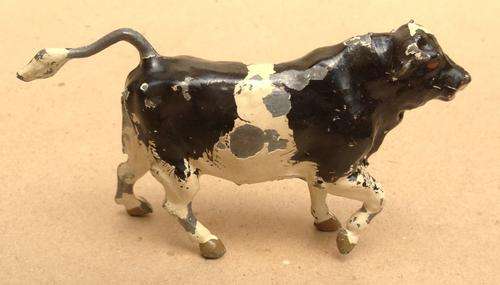 Lead Bull by Britains....96 mm....postage R23.00