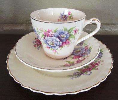 Scarce vintage Circa 1940's J & G MEAKIN SOL decorative trio. Made in England