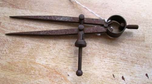 Antique CALIPER / PROTRACTOR - Metal. Approximately 16cms long