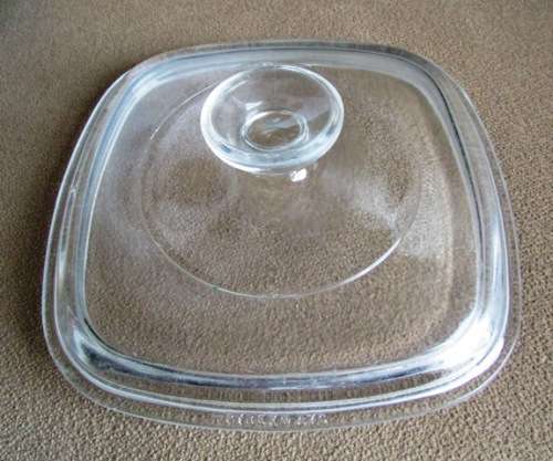 Corningware Casserolle dish Lid by Pyrex. Inside measurements approximately 16.5 x 16.5 cms