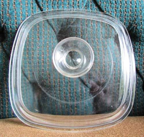 Corningware Casserolle dish Lid by Pyrex. Inside measurements approximately 16.5 x 16.5 cms