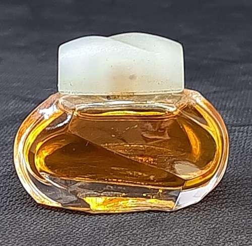 Estee Lauder `KNOWING` Parfum Special Size 3.5 ml full U.K.