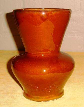 Brown vase.Approx. 15cm d x 21cm h