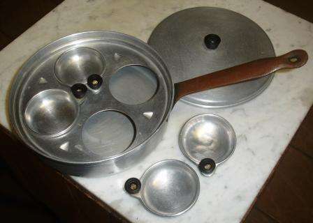 Retro egg poaching pan with lid. Approx. 38cml