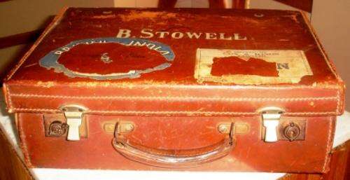 Vintage leather suitcase. Approx. 40cml x 30d x 13h
