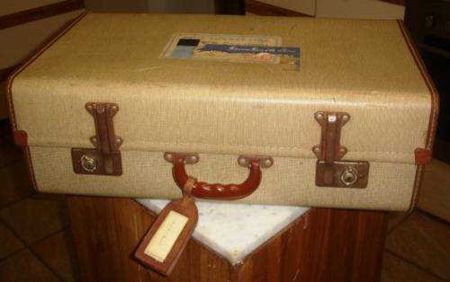Vintage suitcase. Approx. 61cml x 36w x 20h