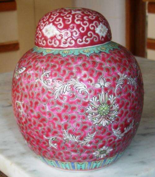 Vintage Chinese porcelain ginger jar with lid. Approx. 14cmd x 15h