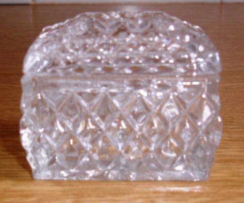 Glass trinket box with lid. Approx. 7cml x 5w x 5.5 h