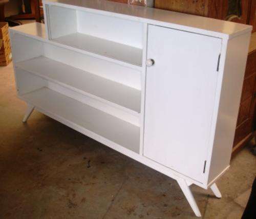 Retro white display unit.Approx. 153cml x 91h x 23d