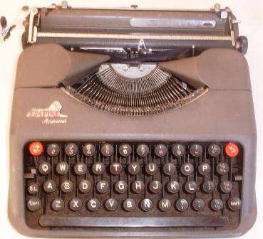 Retro "Empire Aristocra" portable typewriter in metal case. Approx.28cmw x 6.5h x 28l