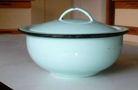 Retro enamel green bowl with black trim and lid. Aprox.18cmd x 10h