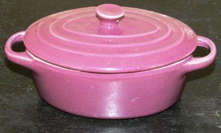 Casserole dish with lid. Approx. 15.5cml x 5w x 7.5h