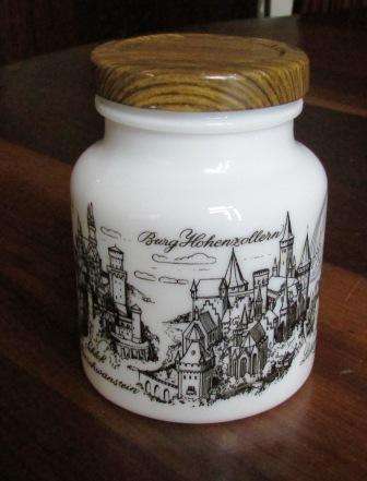 Retro 'milk glass' jar with lid. Approx. 10cmh