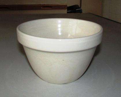 Vintage mixing bowl. British made. Approx. 14cmd x 8h