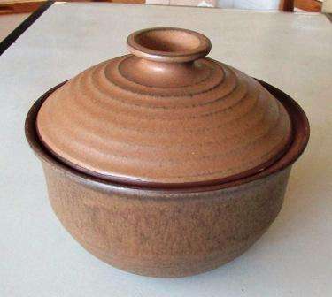 Argilla pottery casserole dish with lid. Approx. 19.5d x 15cmh