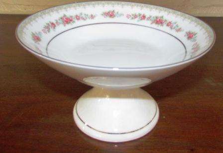 Retro Cake / Biscuit Stand. Approx. 19 D X 10.5 Cm