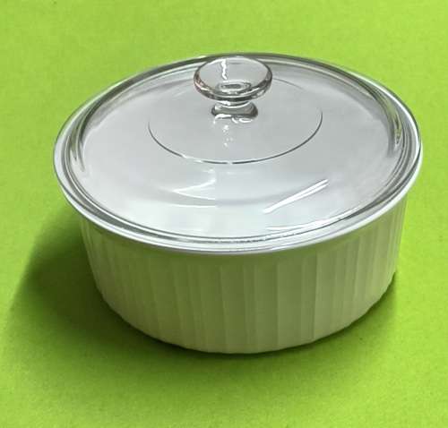 Corningware `French White` lidded F-1-B 2.5 liter USA app. D22 X H13 high