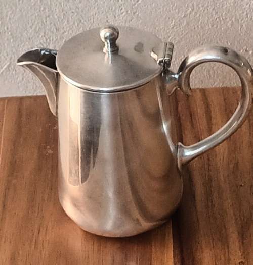 EPNS `GLADWIN LTD` Sheffield 1 PINT HW23586 1/2 B C10 Lidded Jug England app. L15 x H15 cms 1920`s
