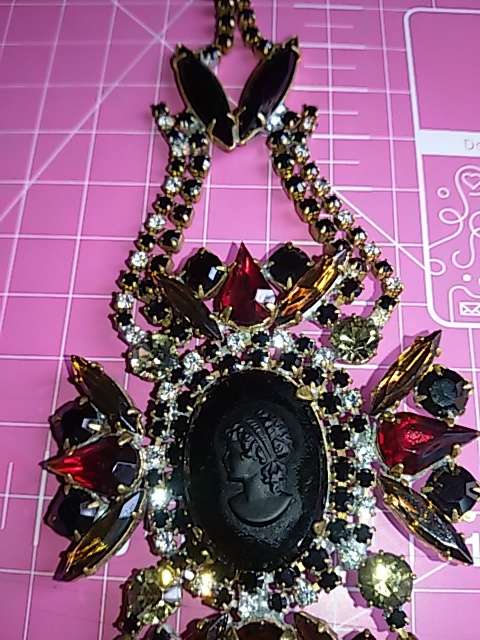 FANTASTIC VINTAGE BIJOUX CAMEO NECKLACE