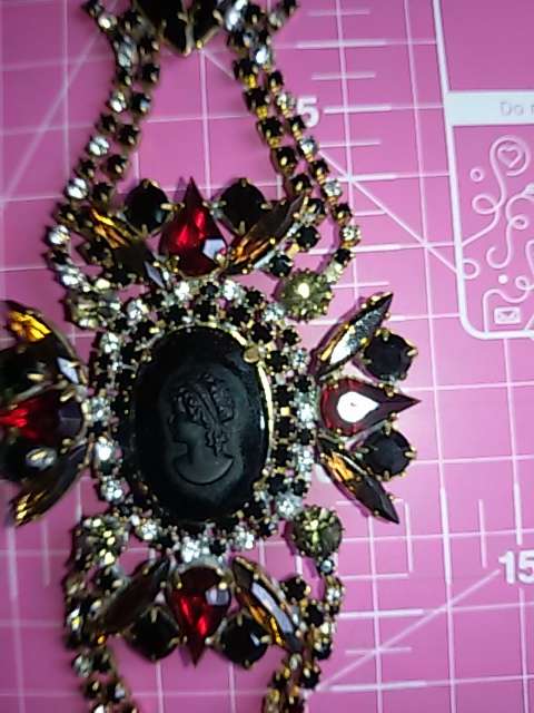 FANTASTIC VINTAGE BIJOUX CAMEO NECKLACE