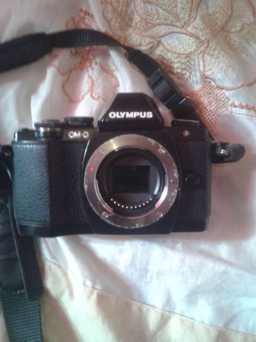 Olympus OM-D E-M10 Mirrorless Digital Camera (Body Only, Black)