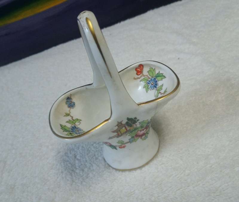 ANTIQUE COLLECTABLE CROWN STAFFORDSHIRE CHELSEA MANOR FLOWERS FRUIT BASKET RARE MINI BASKET.