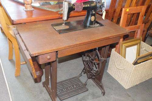 Beautiful Tablestand Singer Sewing Maschine