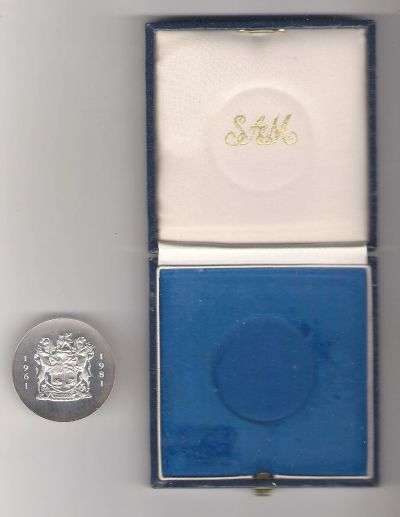 1961 - 1981 20 YEARS OF THE RSA REPUBLIC SILVER MEDALLION IN SAM BOX