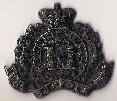 BOER WAR PERIOD SUFFOLK REGIMENT CAST METAL CAP BADGE