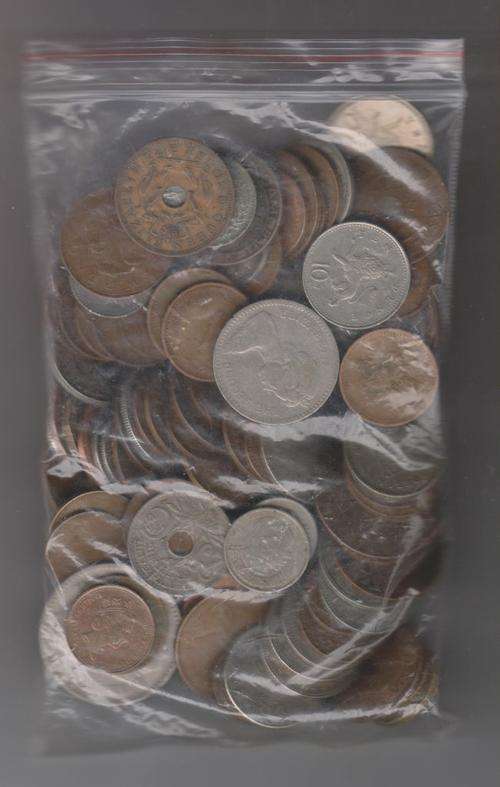 BAG OF WORLD COINS +/- 110 COINS