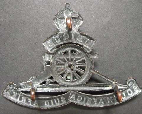 SOUTH AFRICA ARTILLERY CAP BADGE WITH TURNING WHEEL - LUGS INTACT