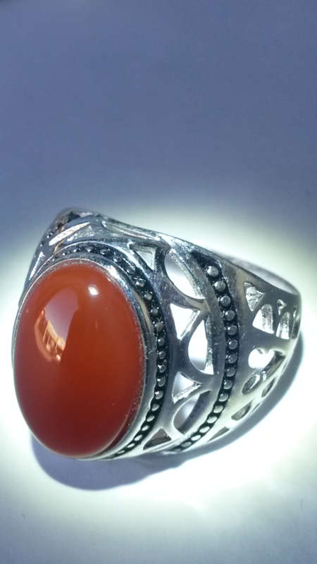A VINTAGE STERLING SILVER RING SET WITH A BEAUTIFUL GEM