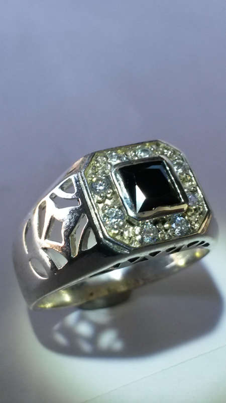 A VINTAGE  STERLING SILVER RING SET WITH BEAUTIFUL GEM.