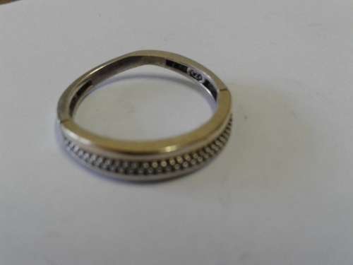 A VINTAGE 9 CT GOLD AND STERLING SILVER ENGAGEMENT RING SET WITH BEAUTIFUL GEMS