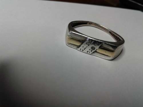 A VINTAGE 9 CT GOLD AND STERLING SILVER ENGAGEMENT RING SET WITH BEAUTIFUL GEMS