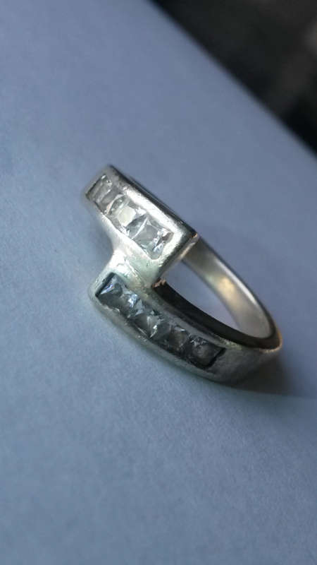 A BEAUTIFUL SPLIT STERLING SILVER RING SET WITH GORGEOUS GEMS.