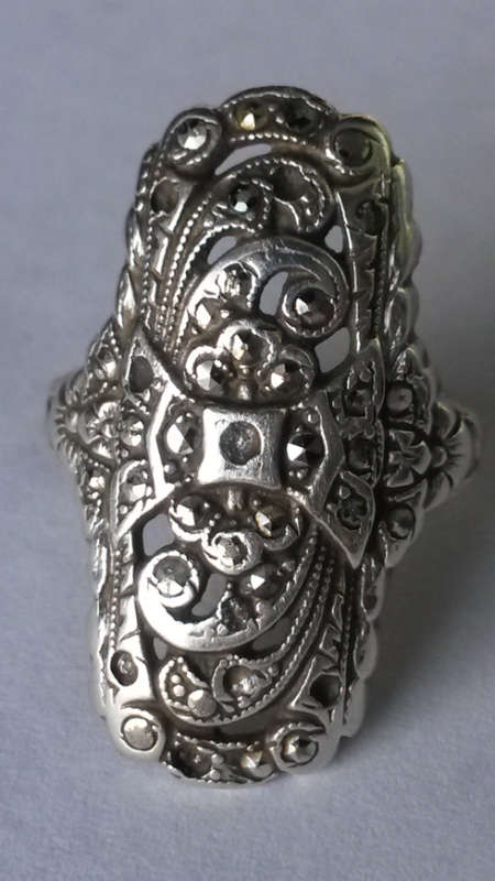 A GORGEOUS STERLING SILVER RING ENCRUSTED WITH BEAUTIFUL GEMS.