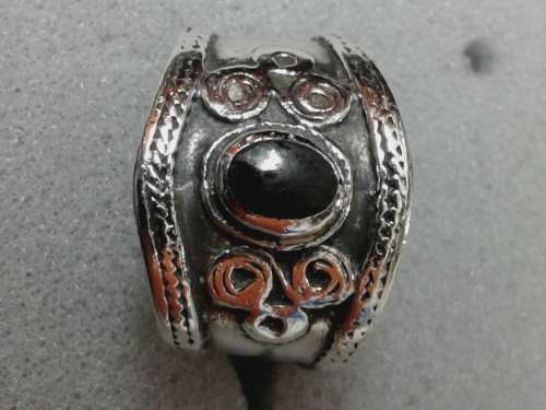 A VINTAGE STERLING SILVER RING