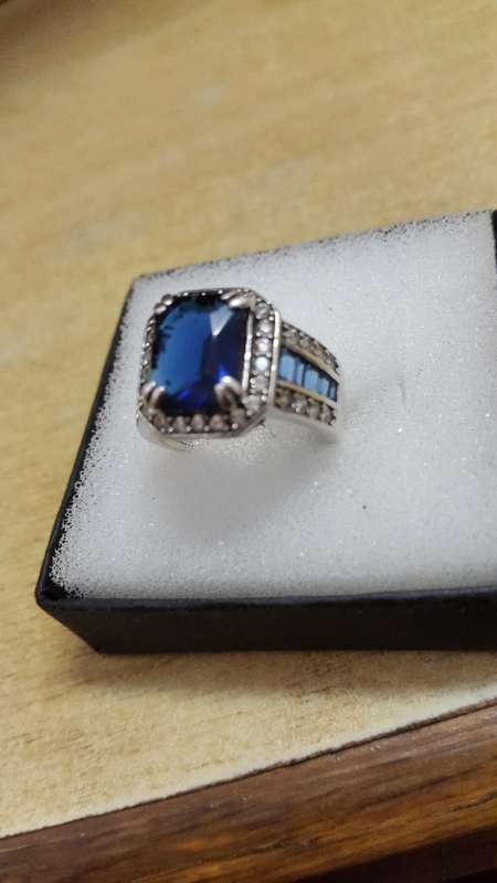 A STUNNING ANTIQUE STERLING SILVER RINGWITH NATURAL DARK BLUE TOPAZ. WEIGHT 5.2 GRAMS STERLING
