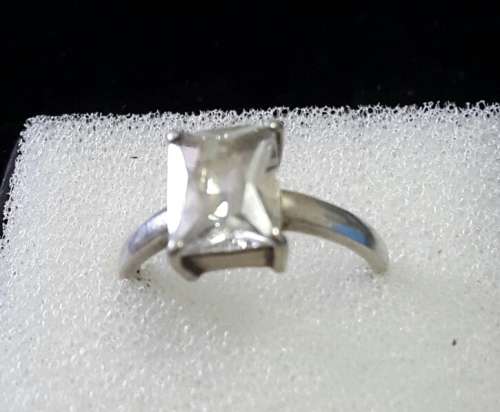 A STUNNING ANTIQUE STERLING SILVER RING.