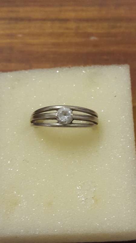 A STUNNING ANTIQUE STERLING SILVER RING WITH GEMS.