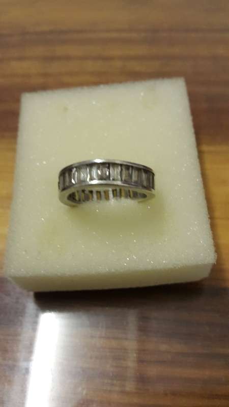 A STUNNING ANTIQUE STERLING SILVER RING WITH GEMS.