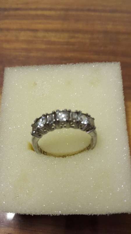 A STUNNING ANTIQUE STERLING SILVER RING WITH GEMS.