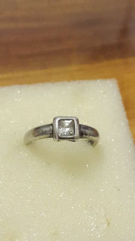 A STUNNING ANTIQUE STERLING SILVER RING WITH GEMS.