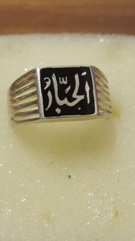 A STUNNING ANTIQUE STERLING SILVER RING WITH GEMS.