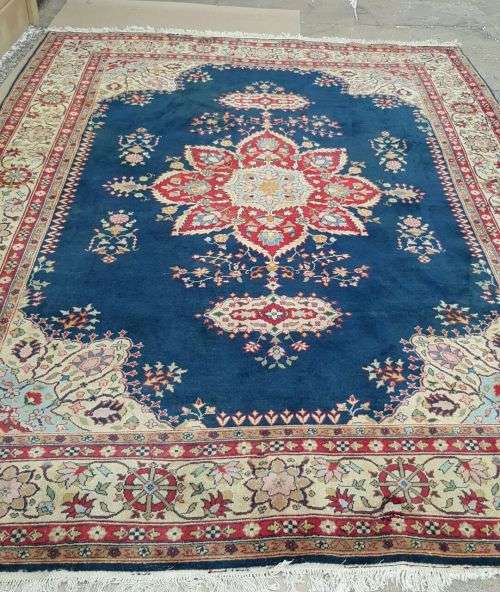 A BEAUTIFUL HAND MADE PERSIAN TABRIZ 3.5 m x 2.5 m VIBRANT COLOURS.