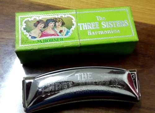VINTAGE 3 SISTERS HOHNER HARMONICA. PRISTINE CONDITION WITH BOX
